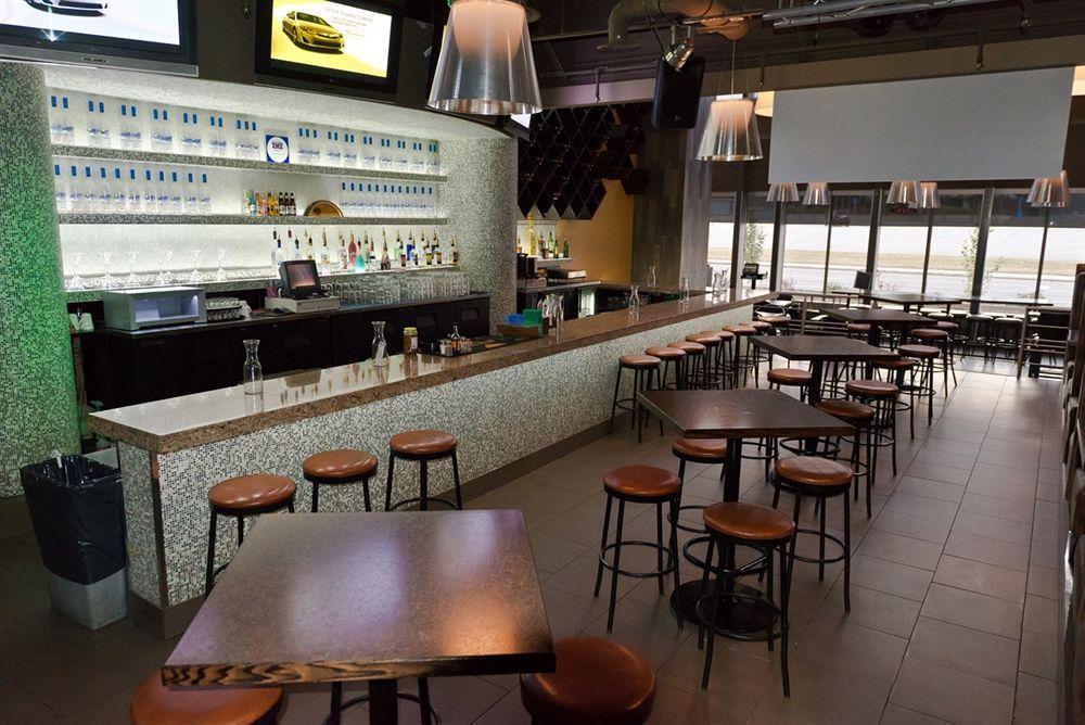 Coliseum Inn Едмънтън Екстериор снимка