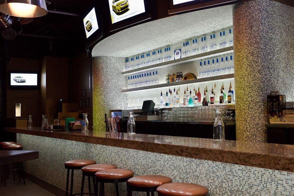 Coliseum Inn Едмънтън Екстериор снимка