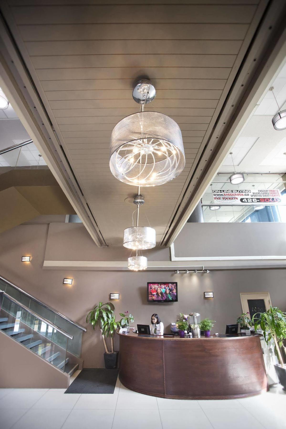 Coliseum Inn Едмънтън Екстериор снимка